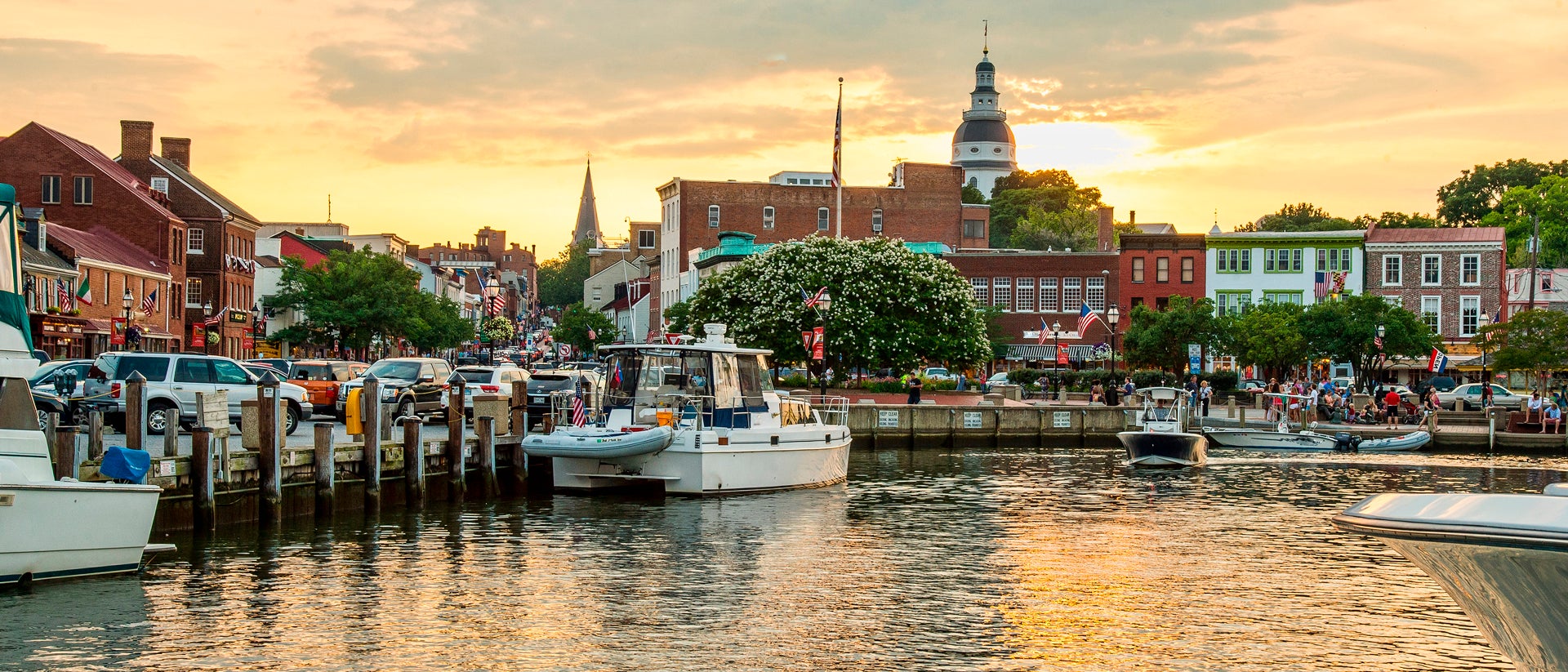 Annapolis catamaran dans le port au coucher du soleil