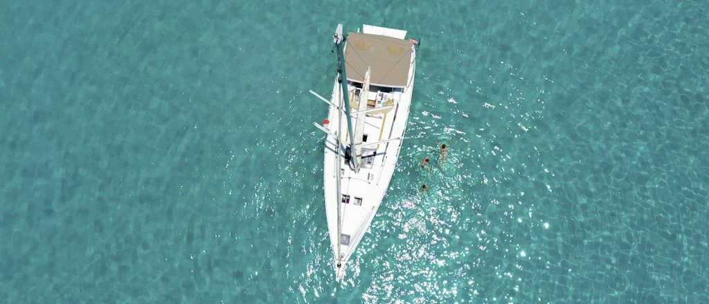 Barco de alquiler con patrón de La Paz en un precioso mar