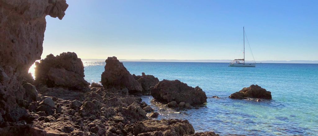 Vacances à la voile à La Paz, rochers et mer