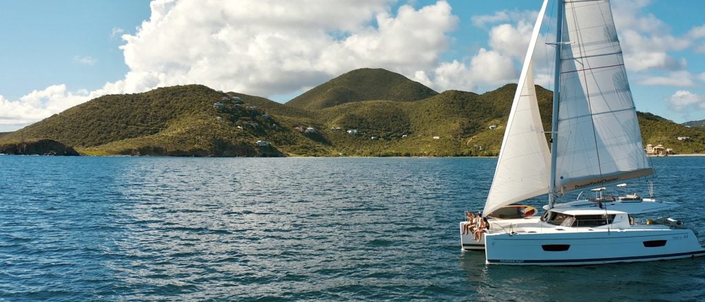 Velero de alquiler en un exótico mar paradisíaco