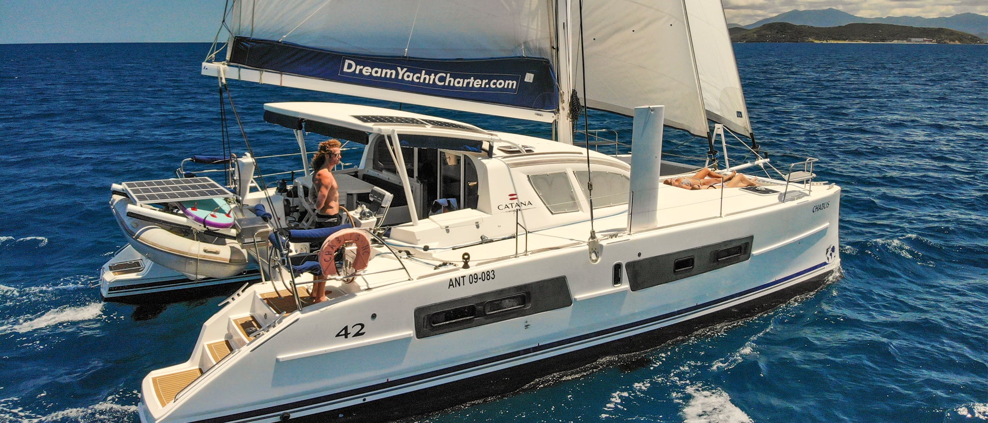 Uomo al timone di un catamarano in Australia