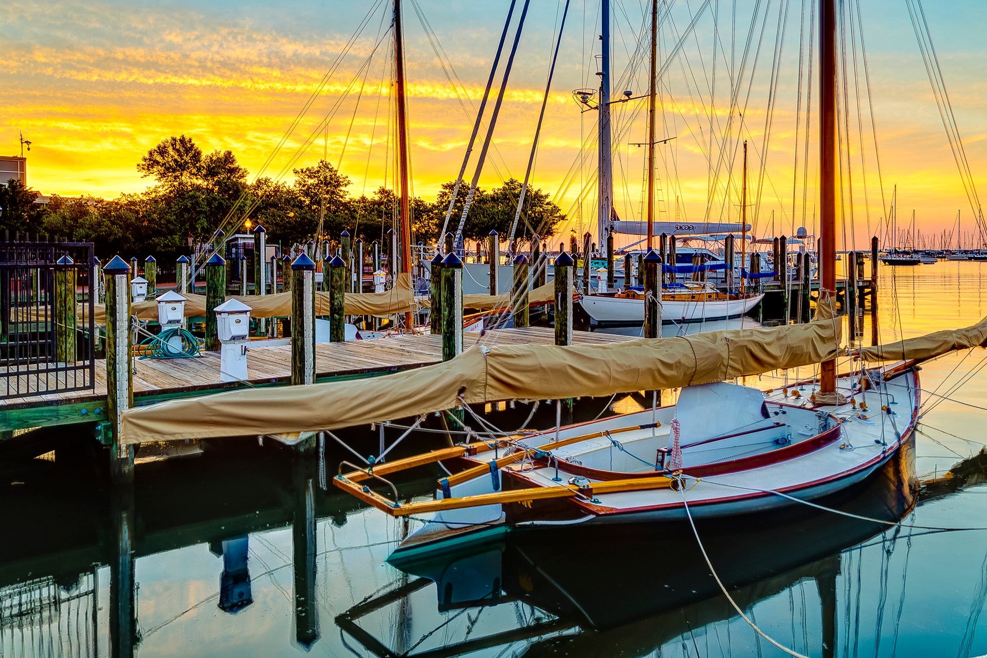 båtcharter i Annapolis hamn i solnedgången