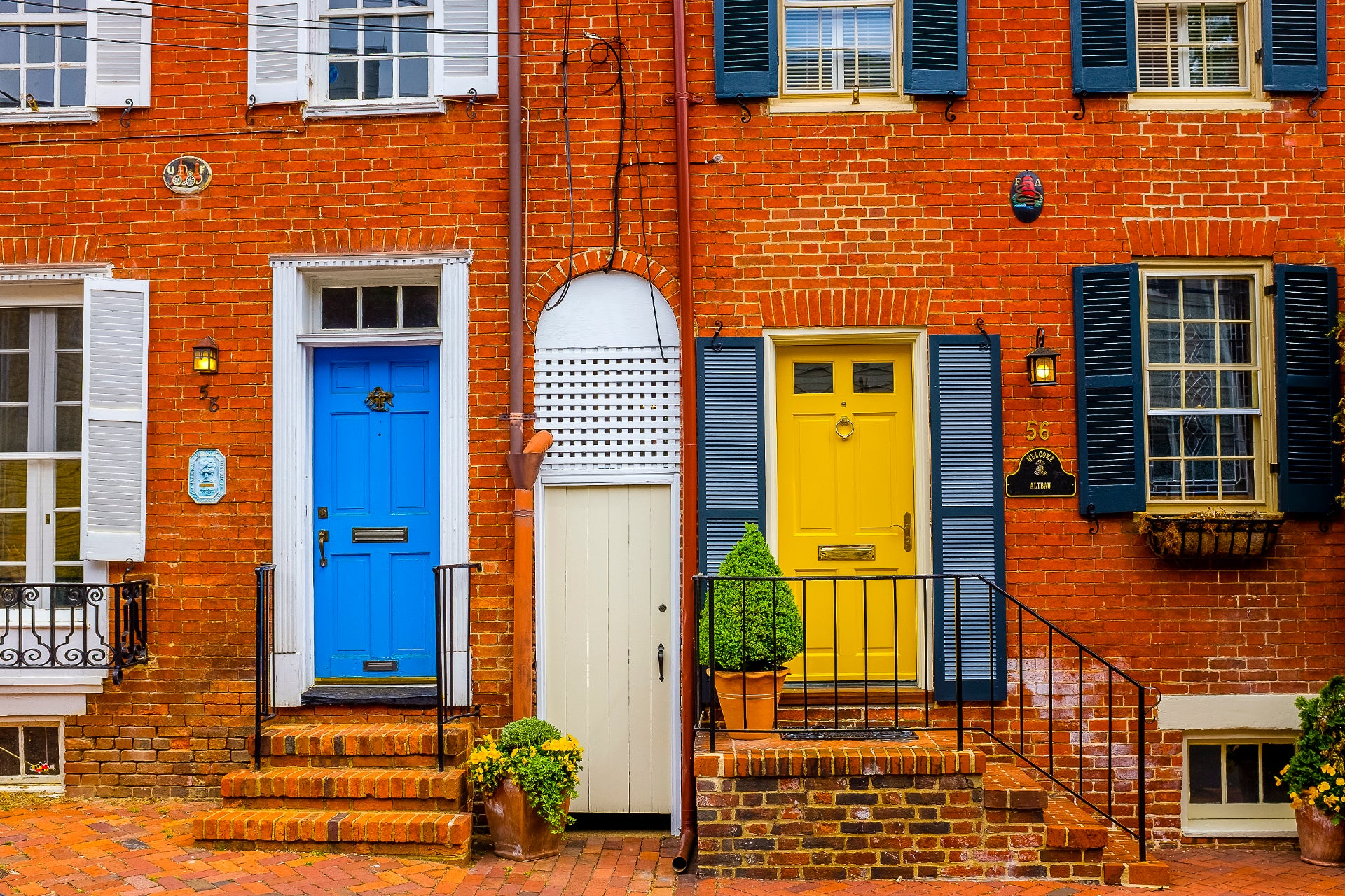 Gebäude mit farbenfrohen Türen und Fenstern in Annapolis