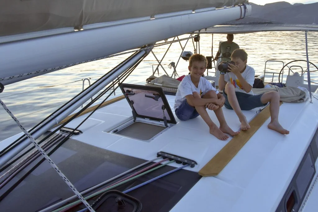 Habitants de La Paz profitant de vacances sur un catamaran avec skipper 