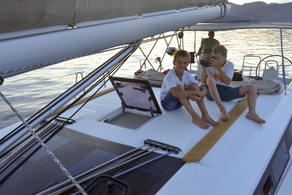 Gente de La Paz disfrutando de sus vacaciones en un catamarán con patrón
