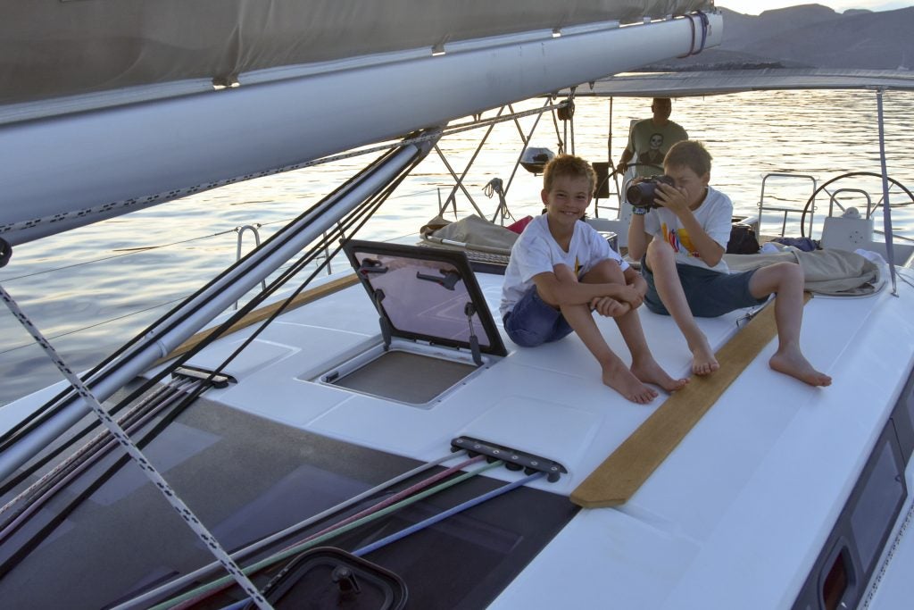 Gente de La Paz disfrutando de sus vacaciones en un catamarán con patrón 