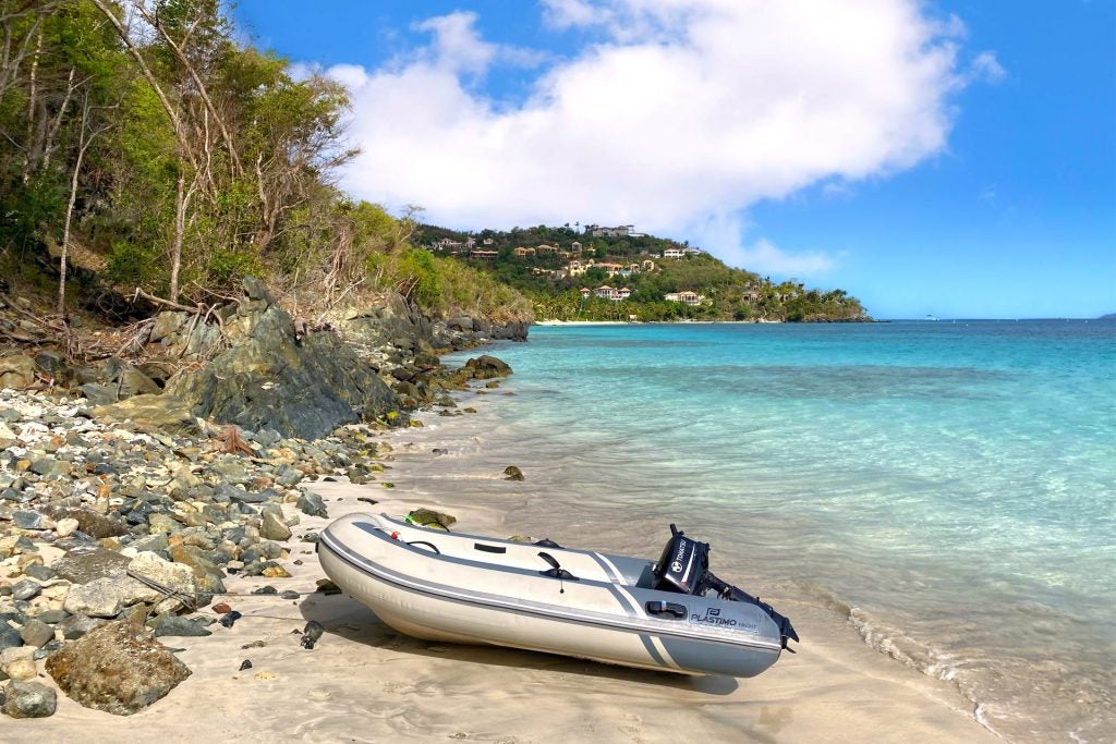 Canot pneumatique Zodiac sur une superbe plage