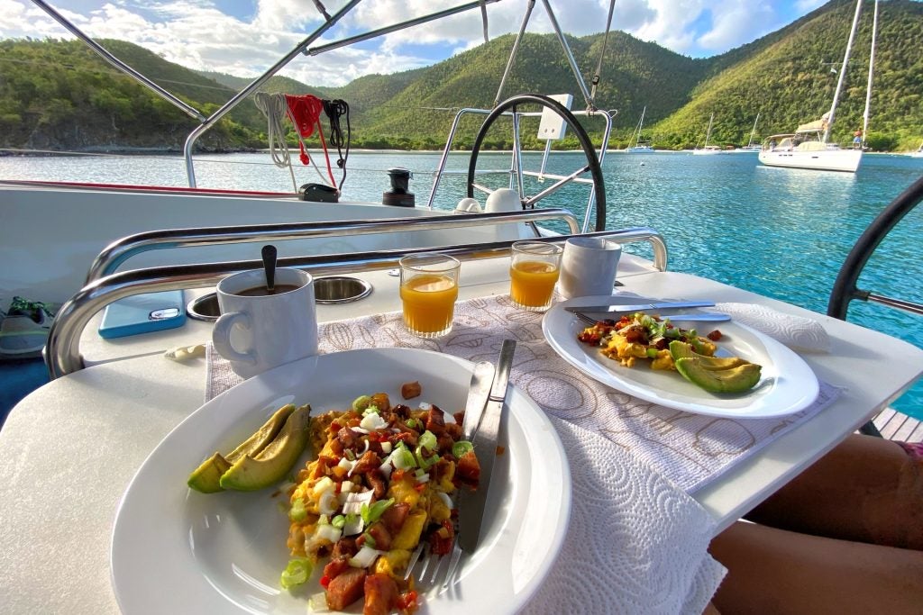 Comida a bordo de un yate de alquiler