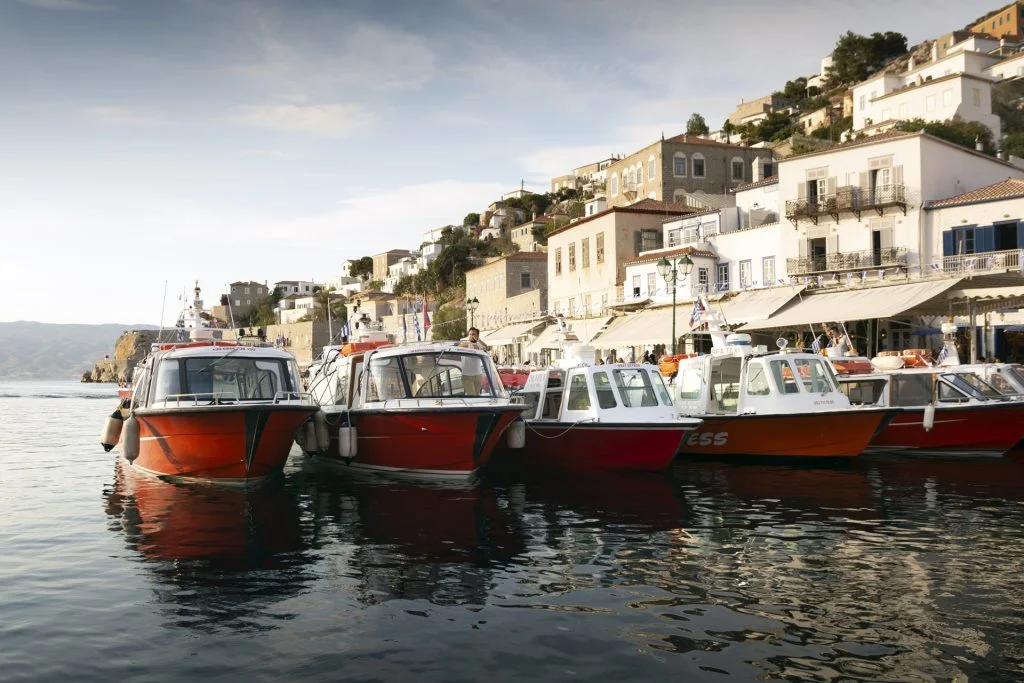 croisière en bateau à athènes, village grec et bateaux sur la mer