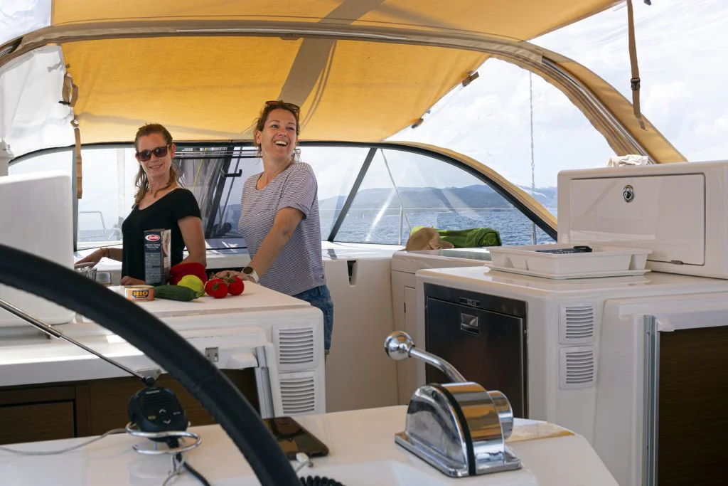 Yacht charter ad Atene: coppia durante le vacanze in barca a vela