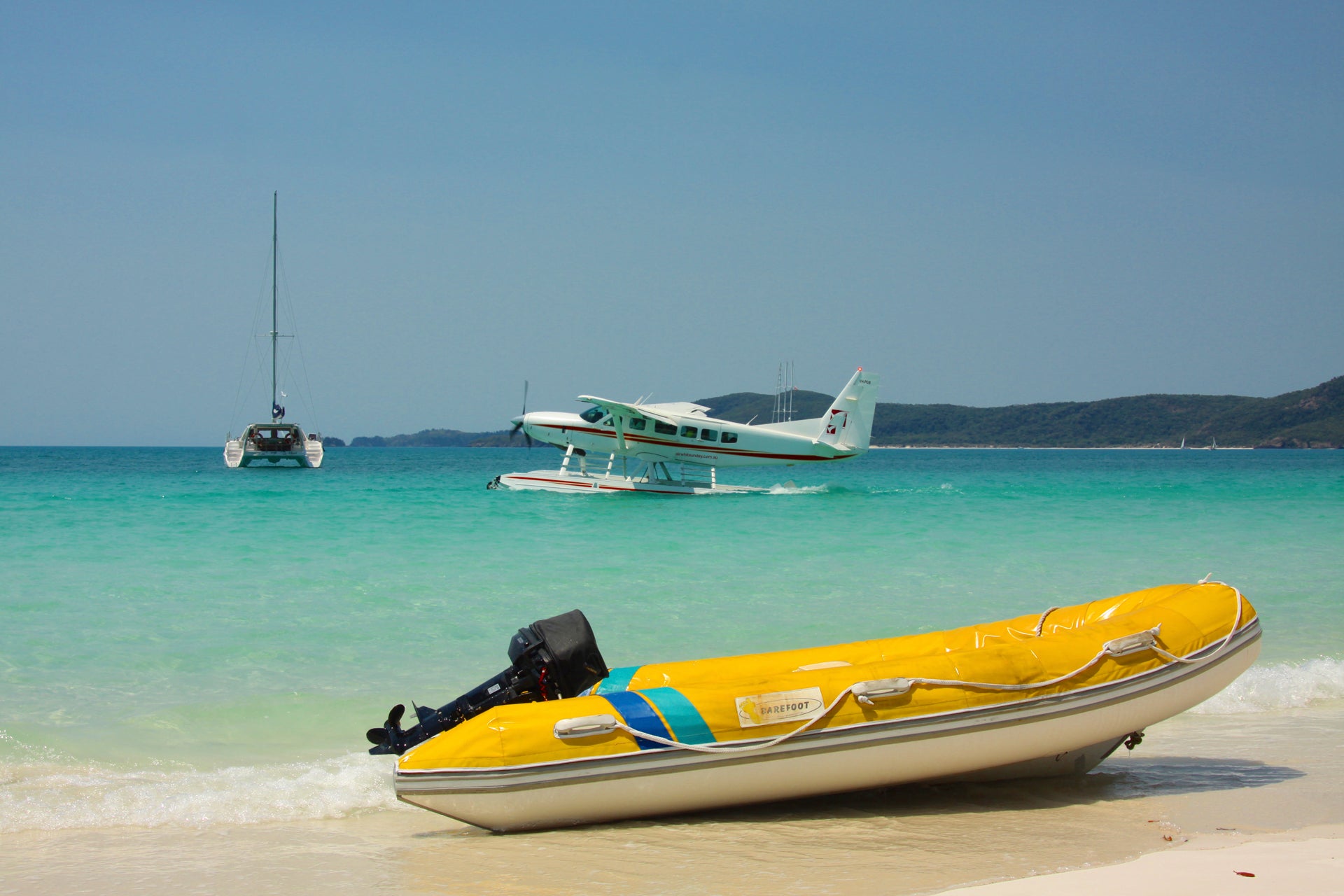 Catamaran et hydravion dans un décor d'eaux cristallines dans les îles Whitsunday en Australie