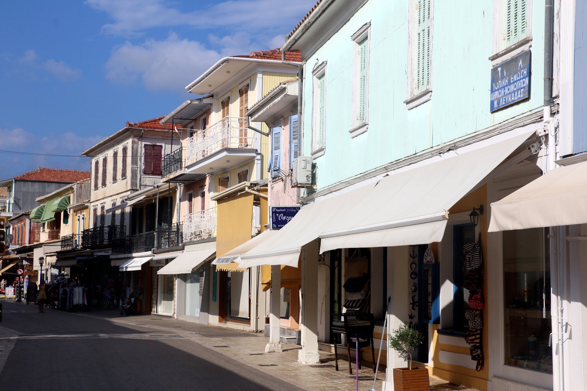 Tiendas de un pueblo de Corfú durante unas vacaciones