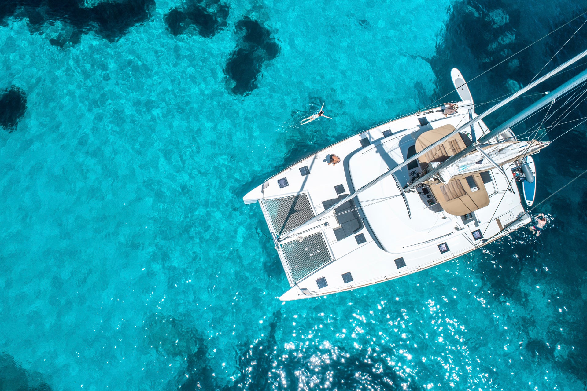 Catamaran zeilen aan de kust van Italië