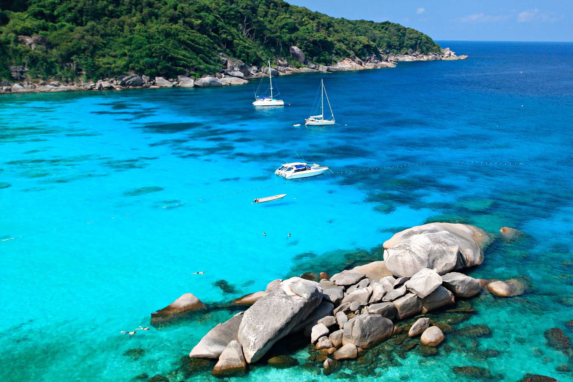 Yachthafen in Thailand mit Yachten, Boot und Katamaran 