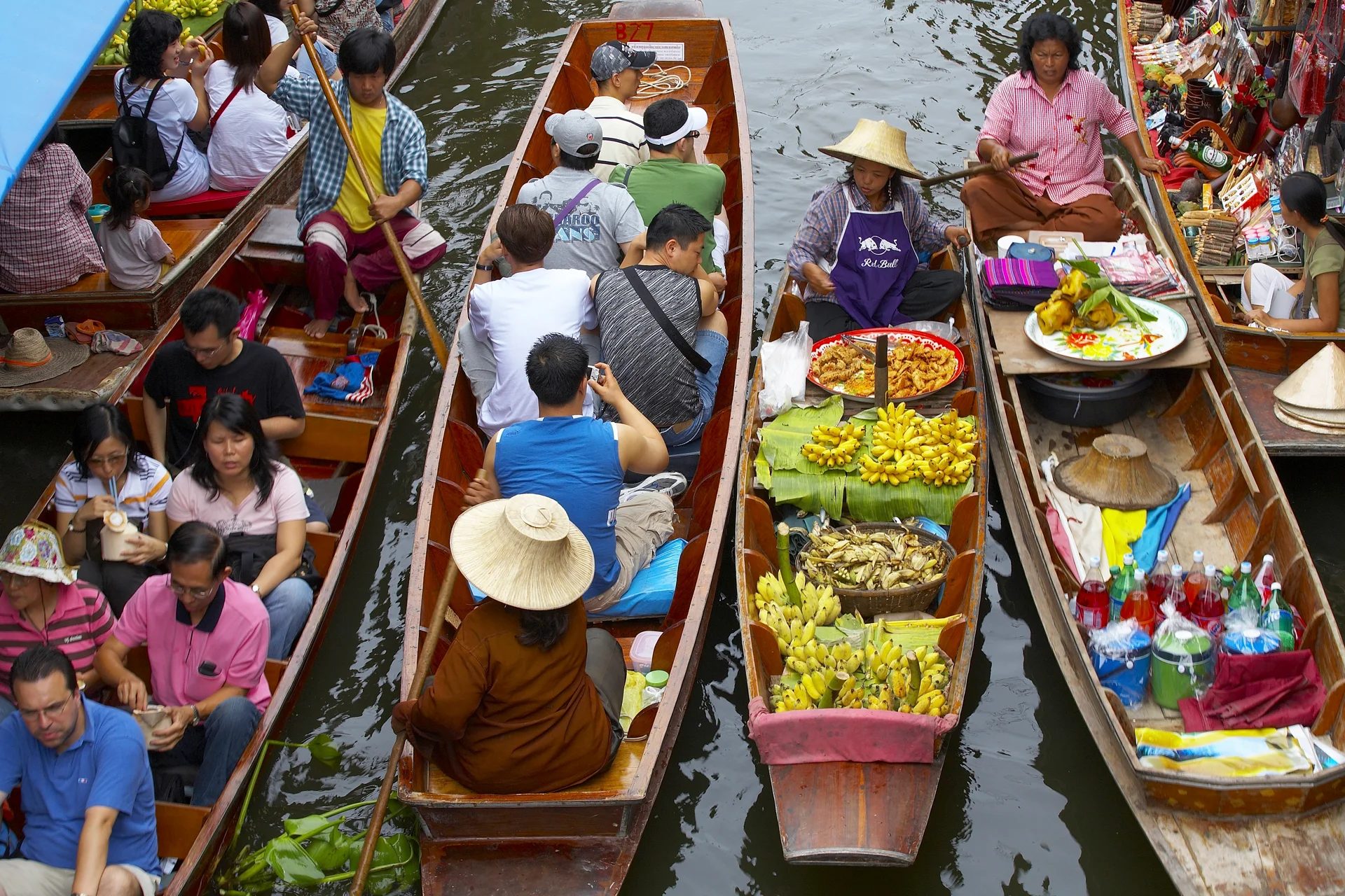 Gente del mercado en barcos en Tailandia