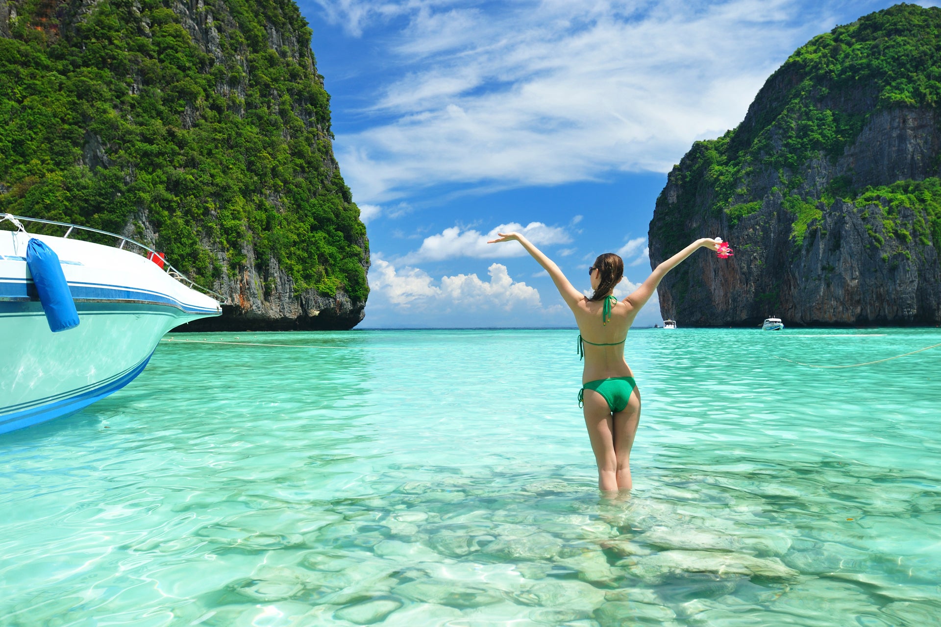 Kvinna njuter i Thailand strand och segling