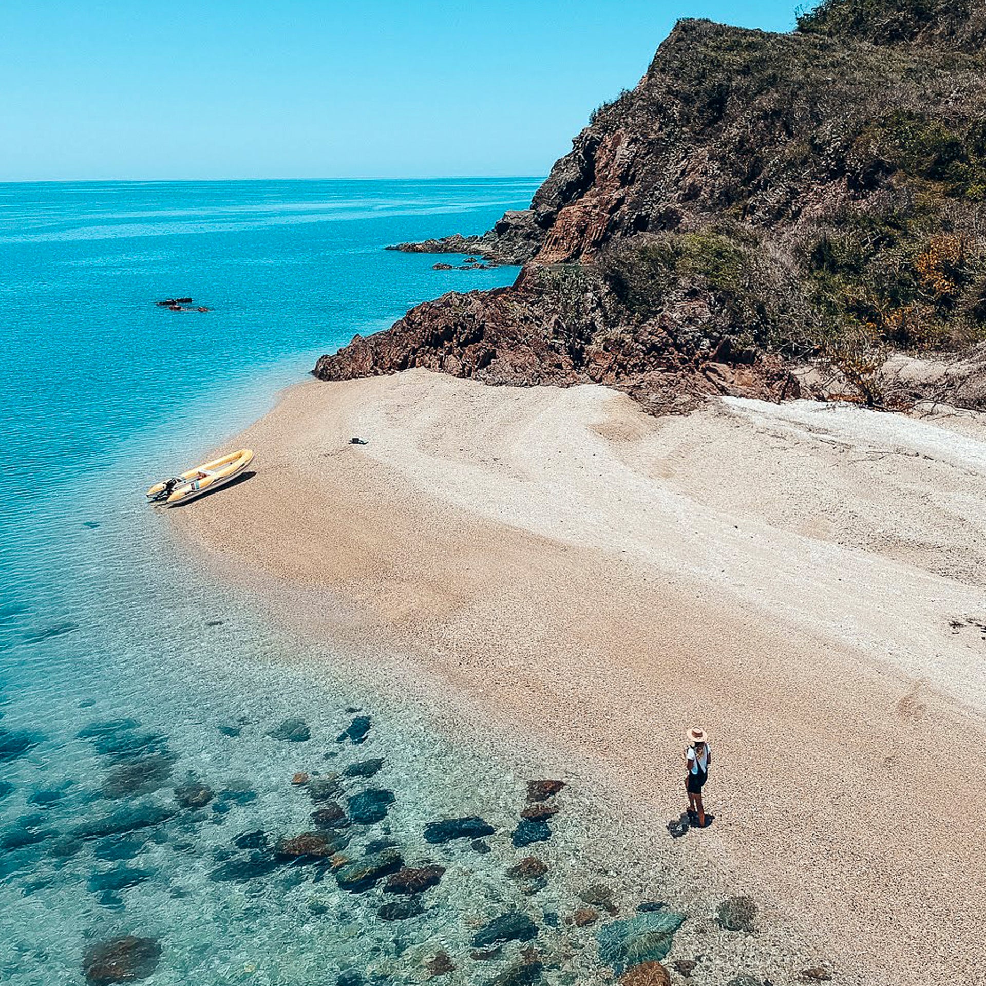 Paseo por una preciosa playa durante unas vacaciones en barco en Australia