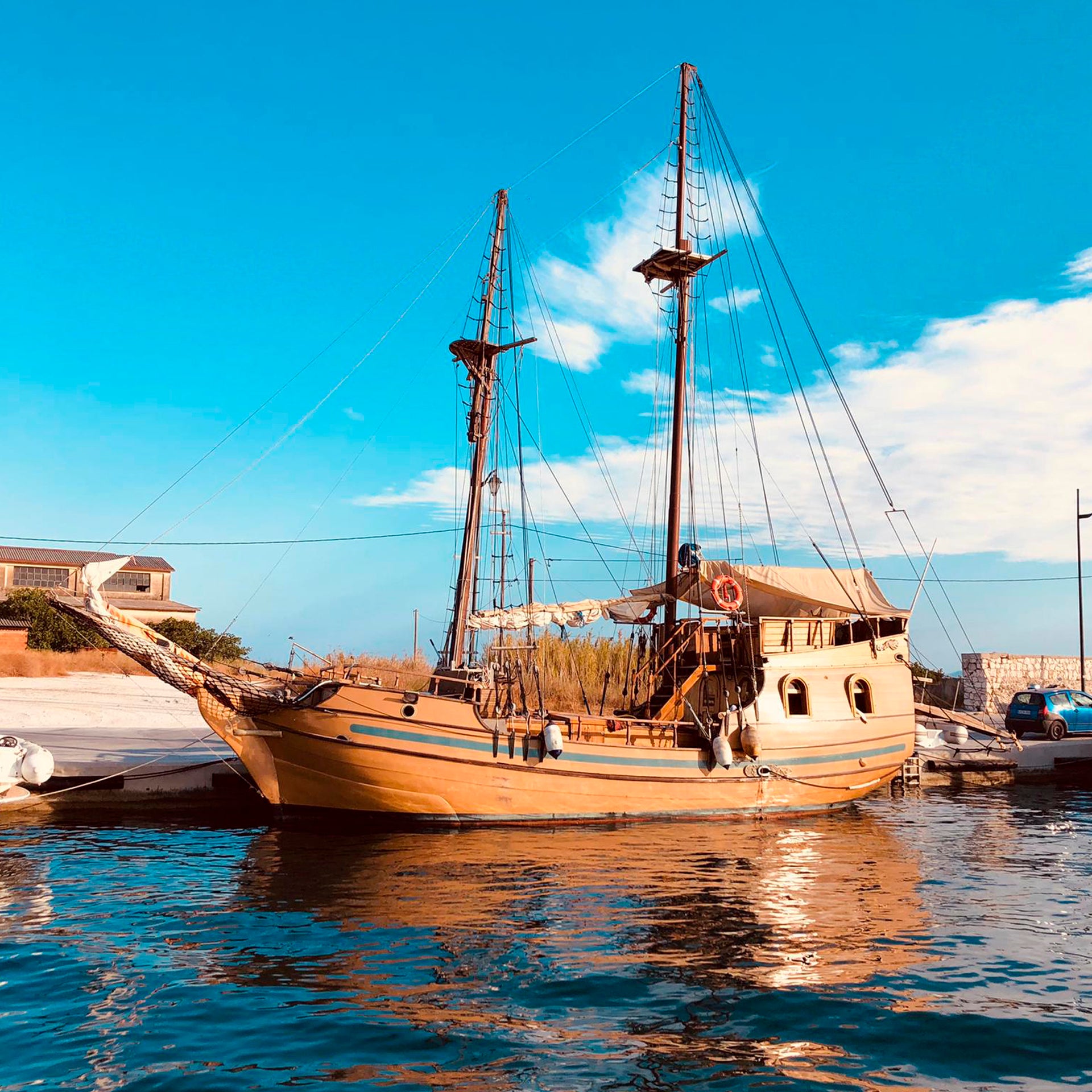 Barco de alquiler en las aguas cristalinas de Corfú