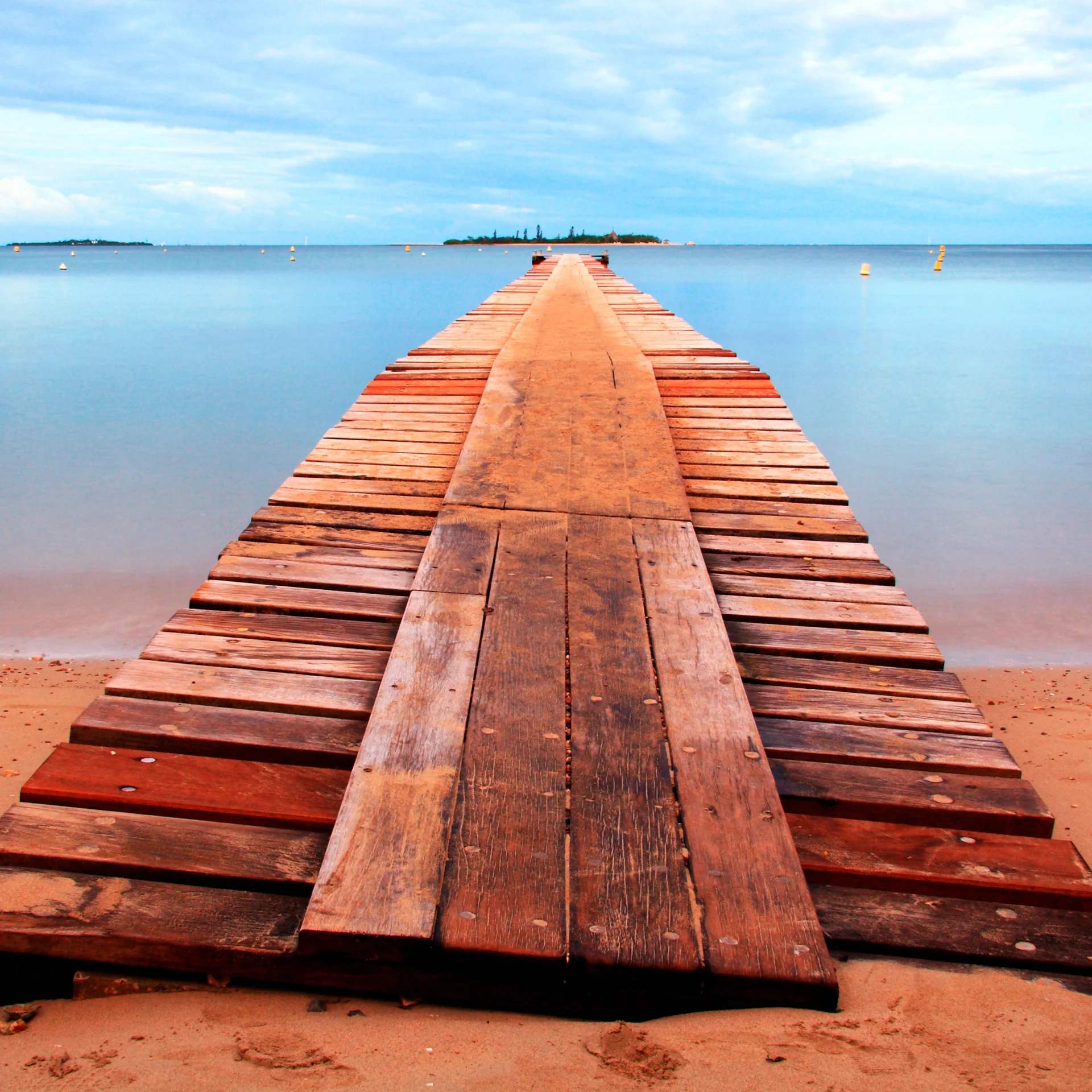 Houten pier op transparante zee Nieuw Caledonië 