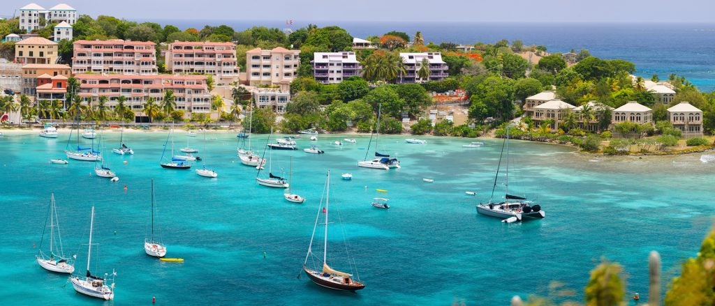 Bateaux avec skipper ancrés dans une baie turquoise