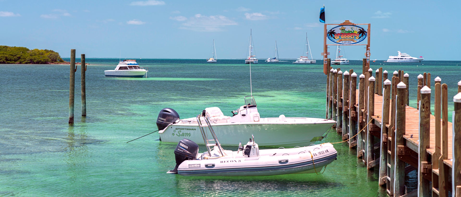 Vacaciones a bordo de yate de alquiler en las aguas azules del puerto de Ábaco