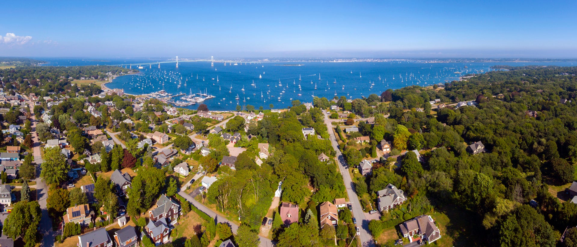 Wunderschöne Landschaft entlang der Küste in der Bucht von Newport