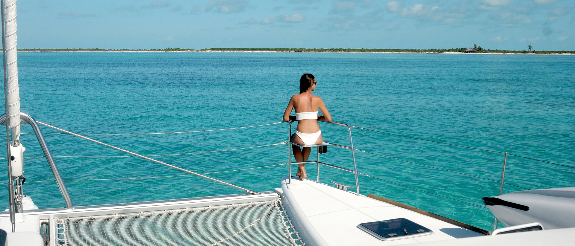Ragazza che si rilassa durante le sue vacanze in barca a vela a Cuba