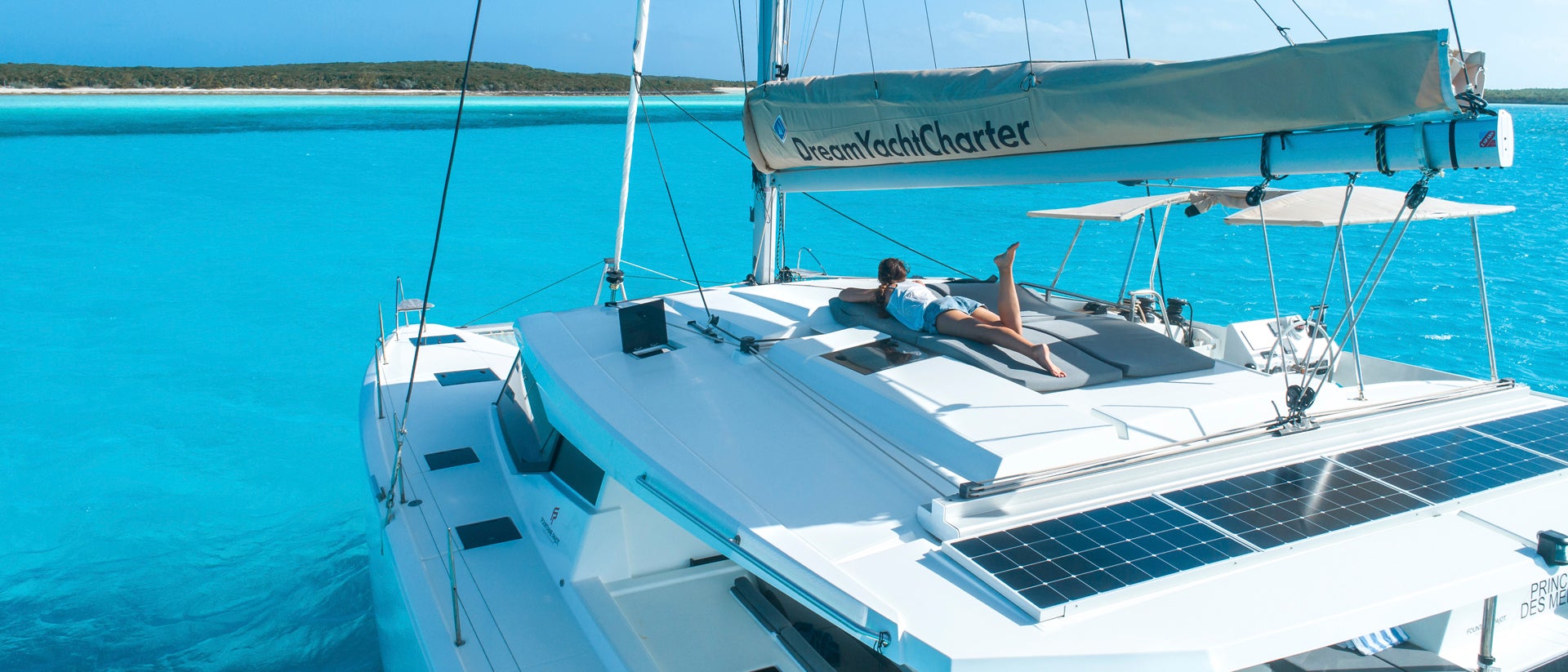 Chica navegando en un yate de alquiler en Exuma