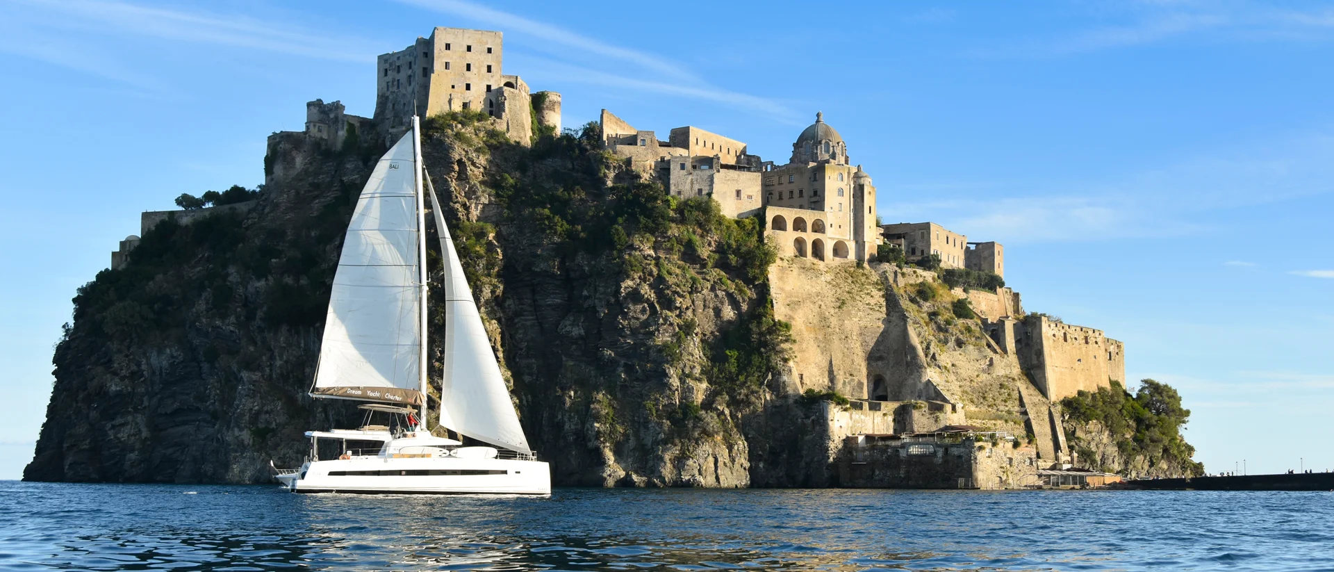 Edificio antico su un'isola durante le vacanze in barca a vela a Napoli