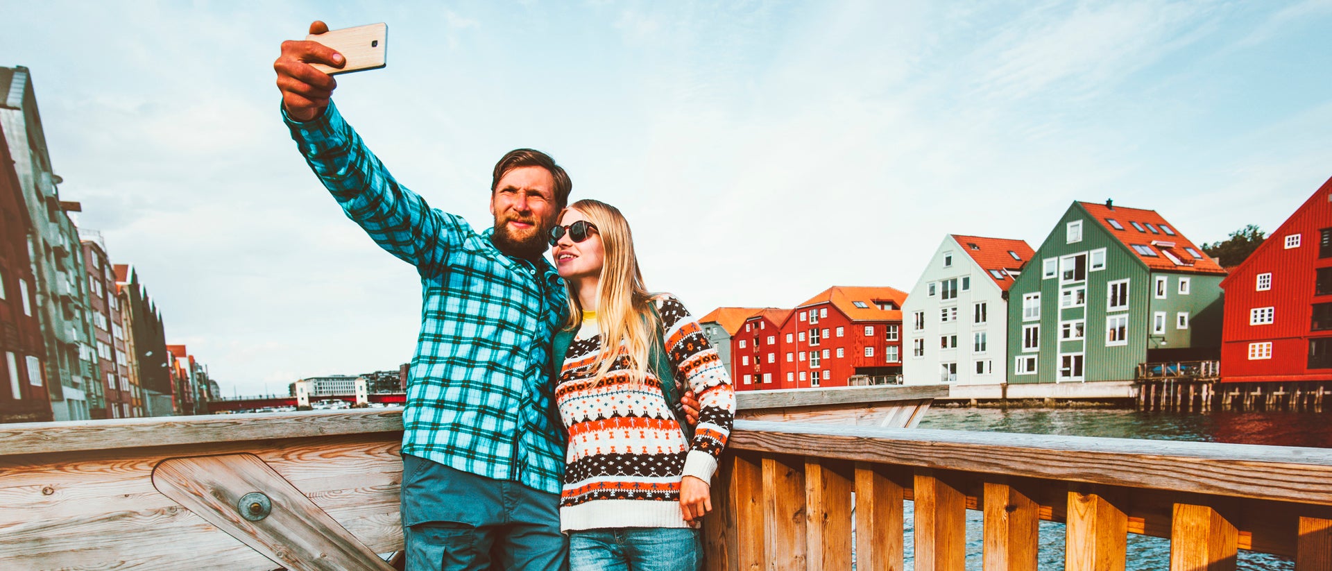 Norge lyckligt par turism färgglada hus
