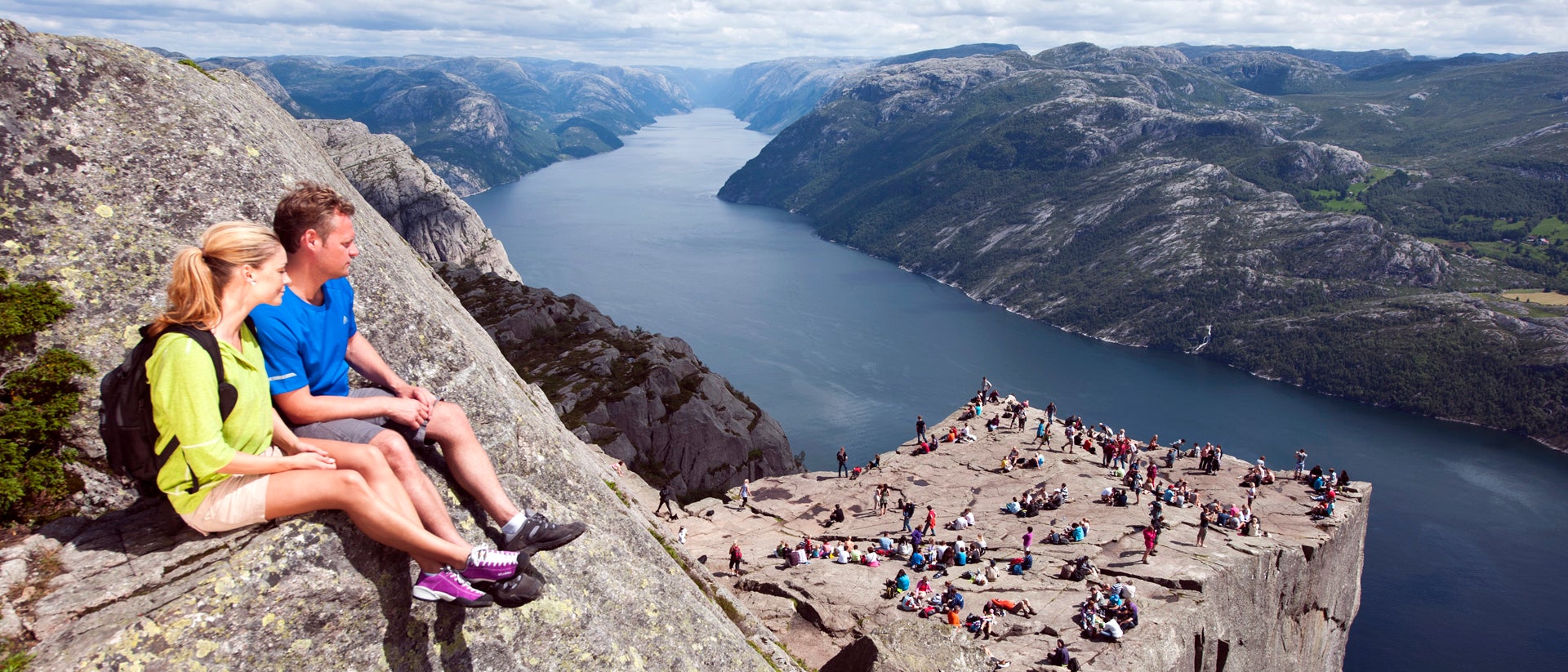 Randonnée dans un paysage de fjords de montagne en Norvège