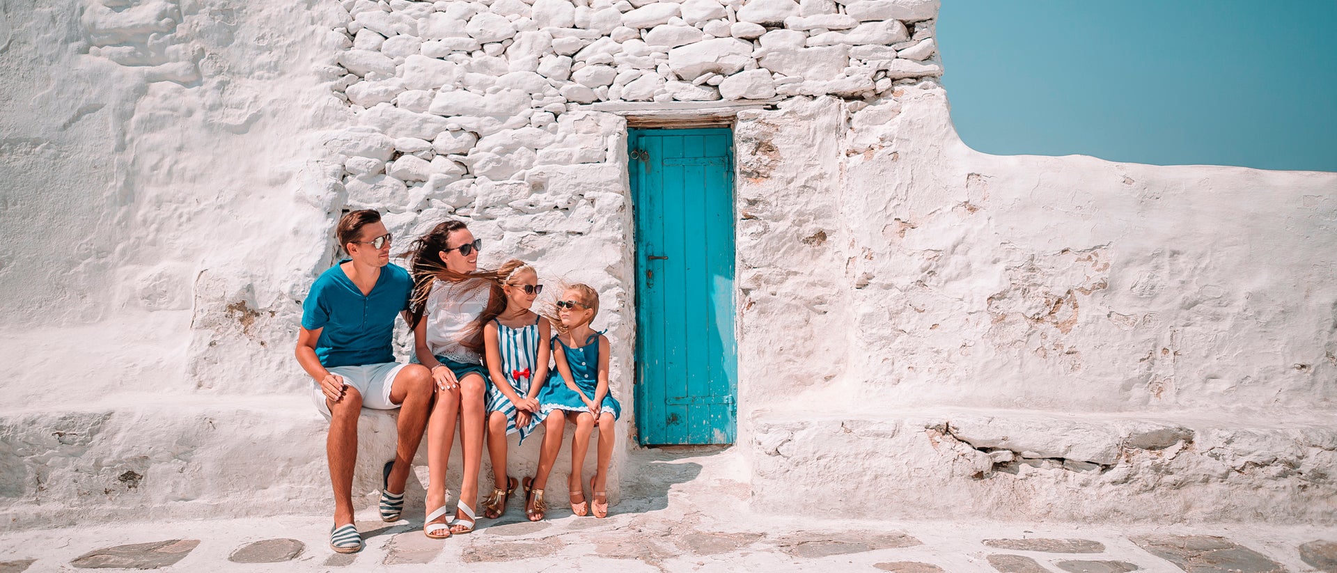 Paros lycklig familj turism blå dörr i gamla stan 