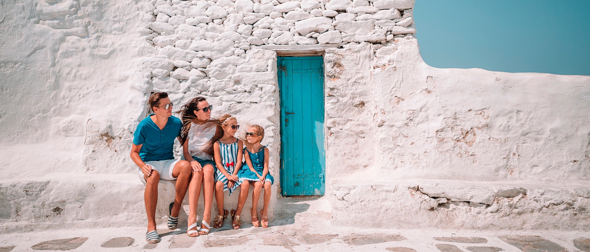 Paros lycklig familj turism blå dörr i gamla stan