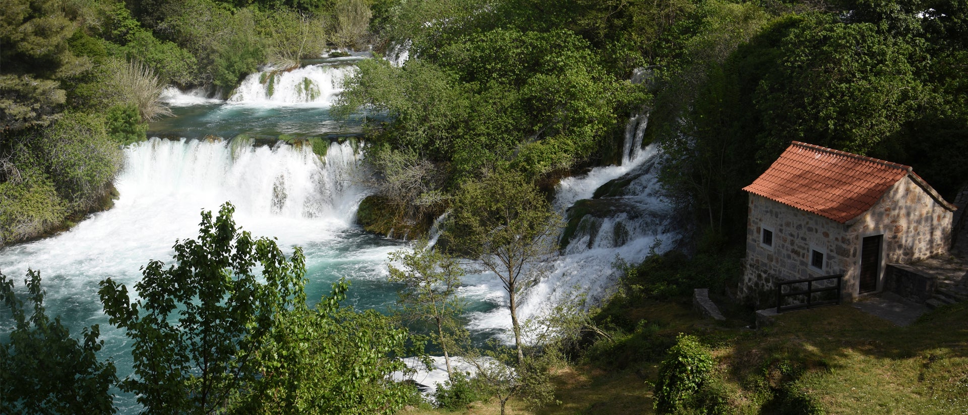 Paesaggio con casa e cascata a Sibenik