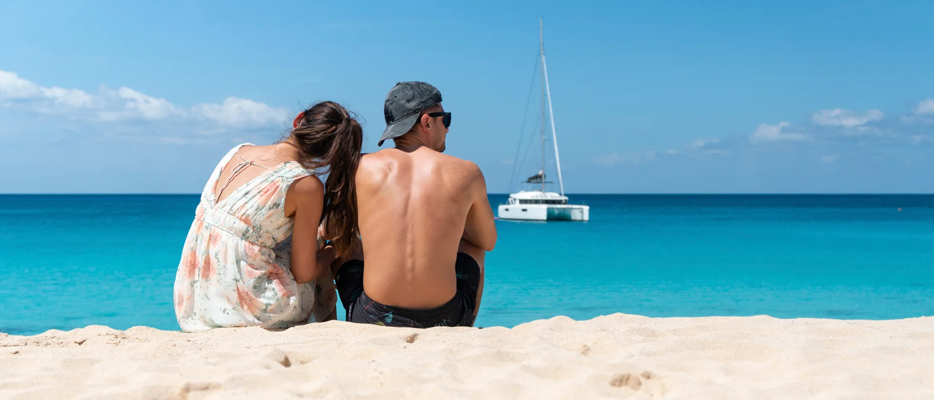 Sint Maarten blij stel op strand  catamaran charter