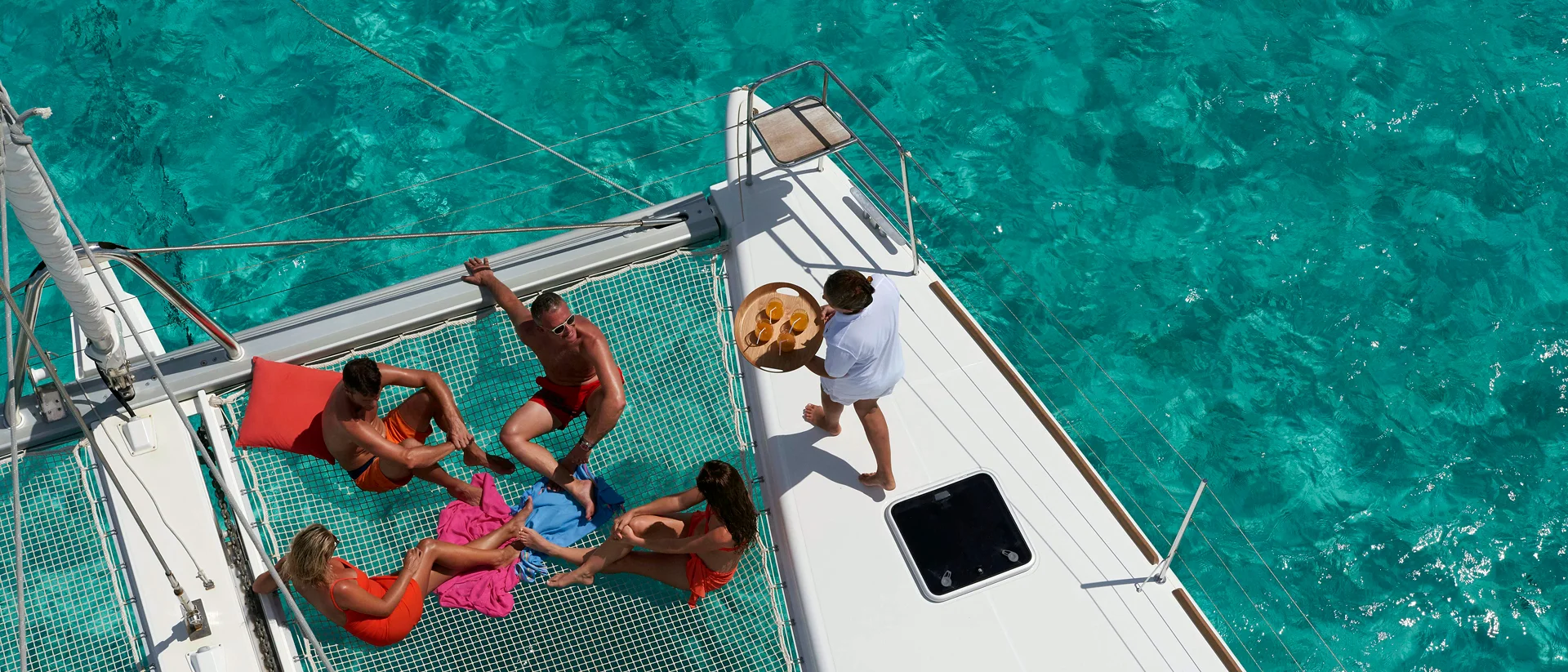 Amici felici che si godono una vacanza estiva in catamarano a Tahiti
