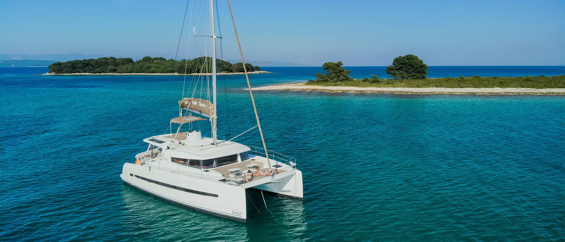 Viaje a bordo de un catamarán de alquiler por las aguas azules de Trogir