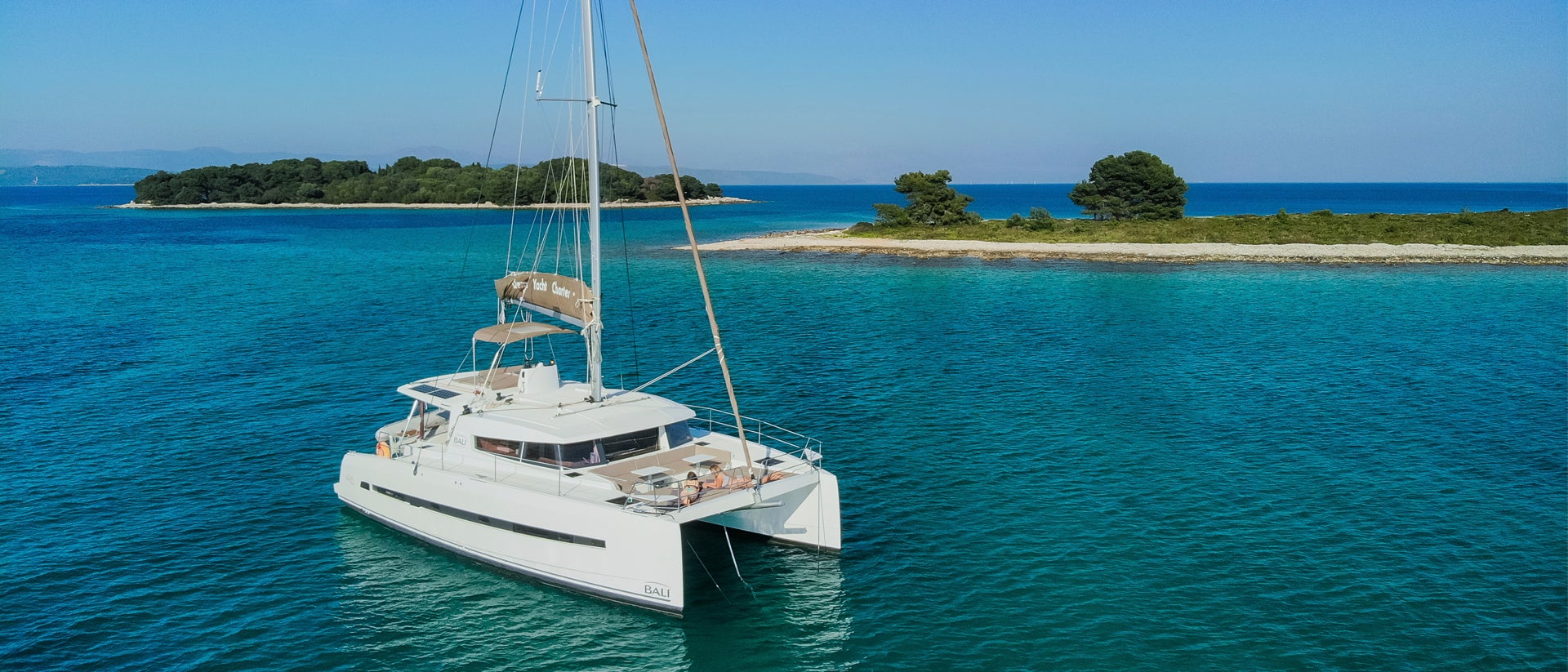 Viaje a bordo de un catamarán de alquiler por las aguas azules de Trogir