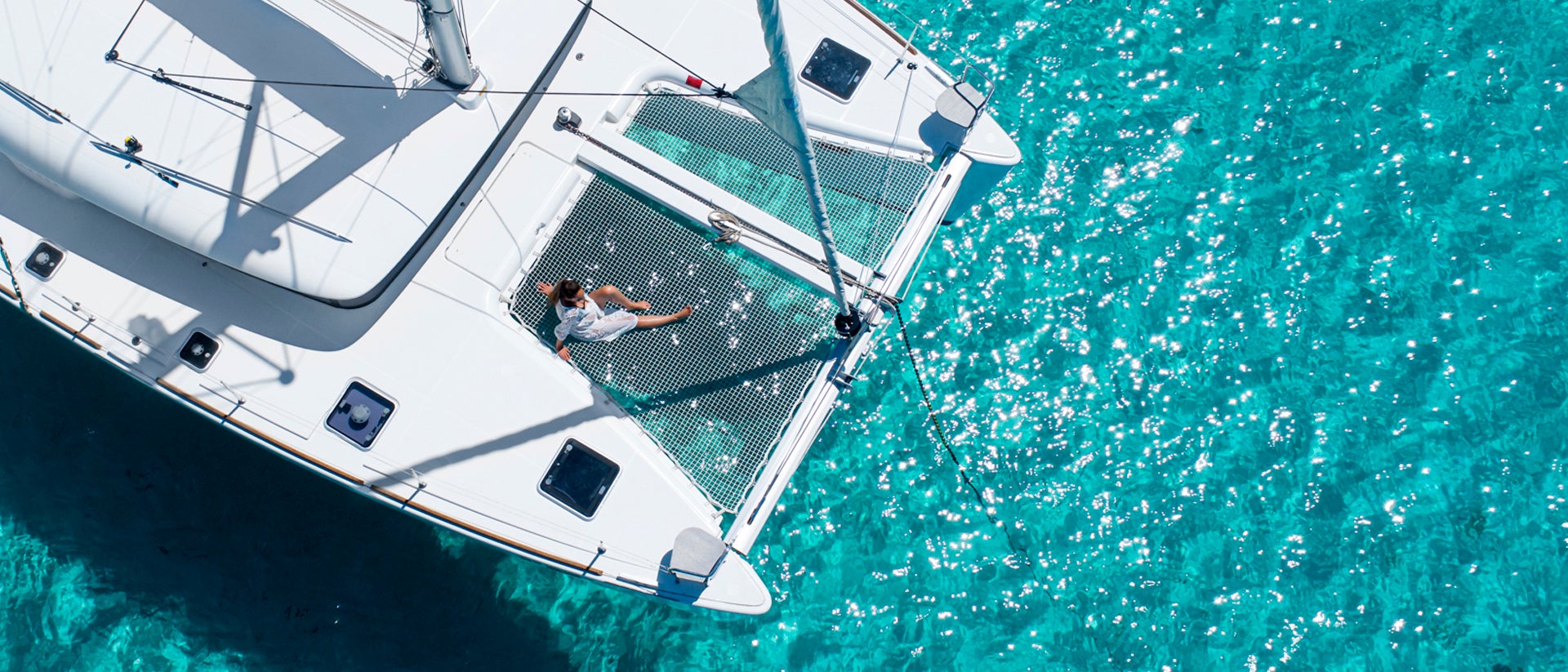 Jeune fille qui se repose lors d'une croisière en catamaran à Pula