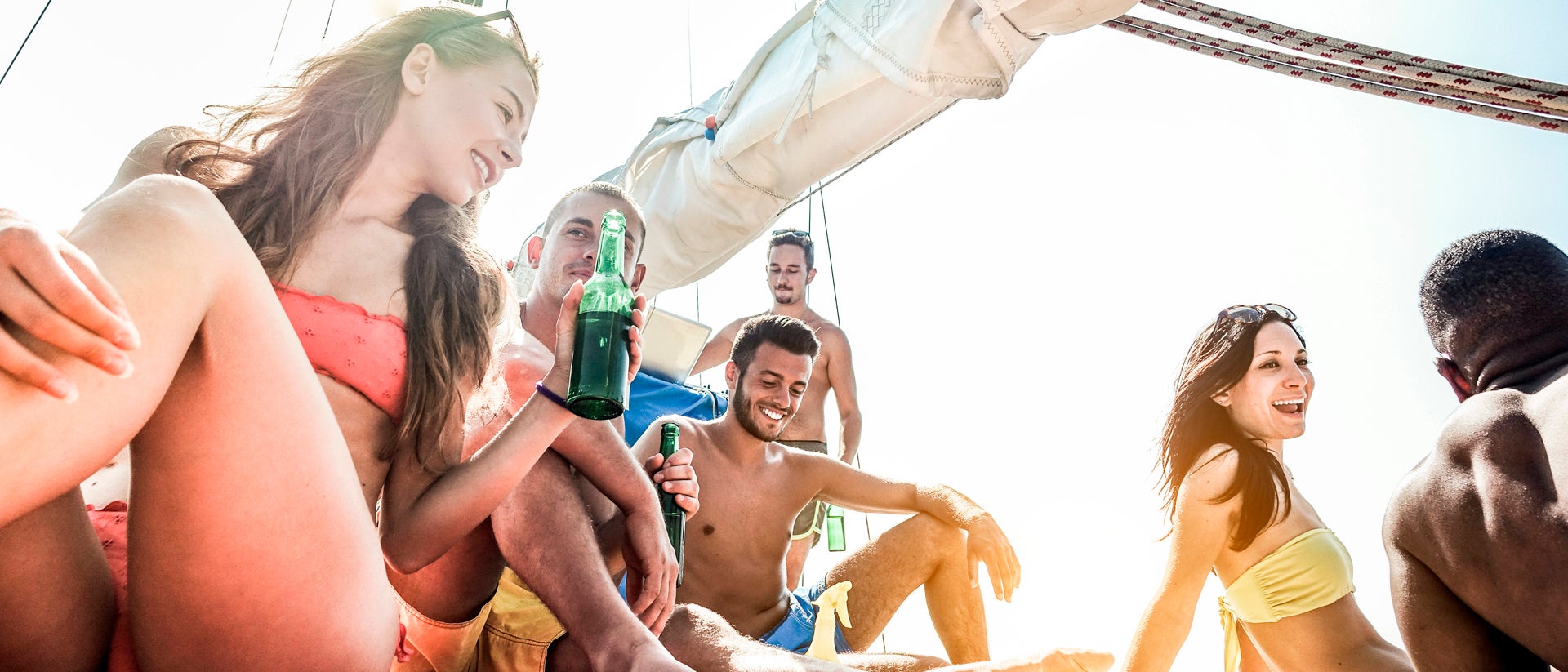 Amigos felices de vacaciones en las islas Baleares