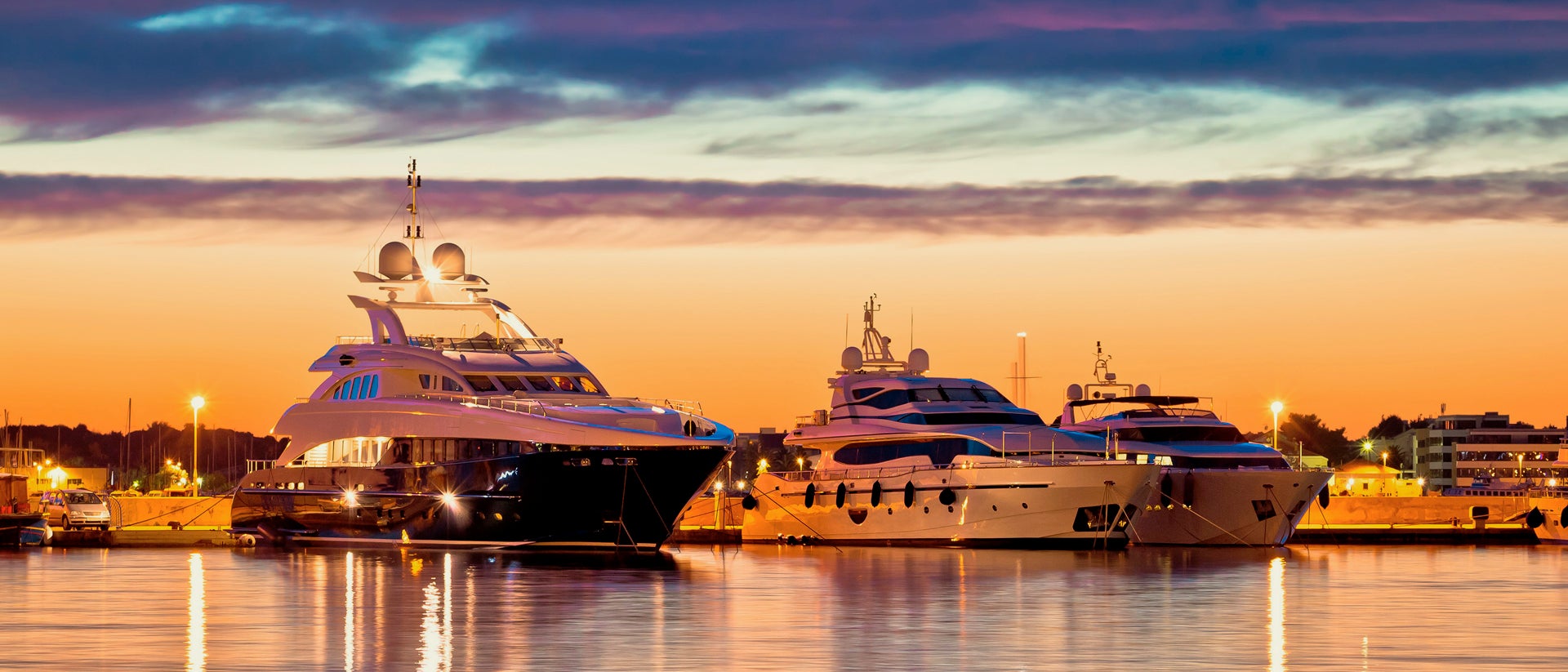 A bordo de un yate de alquiler en un puerto de Bretaña al atardecer