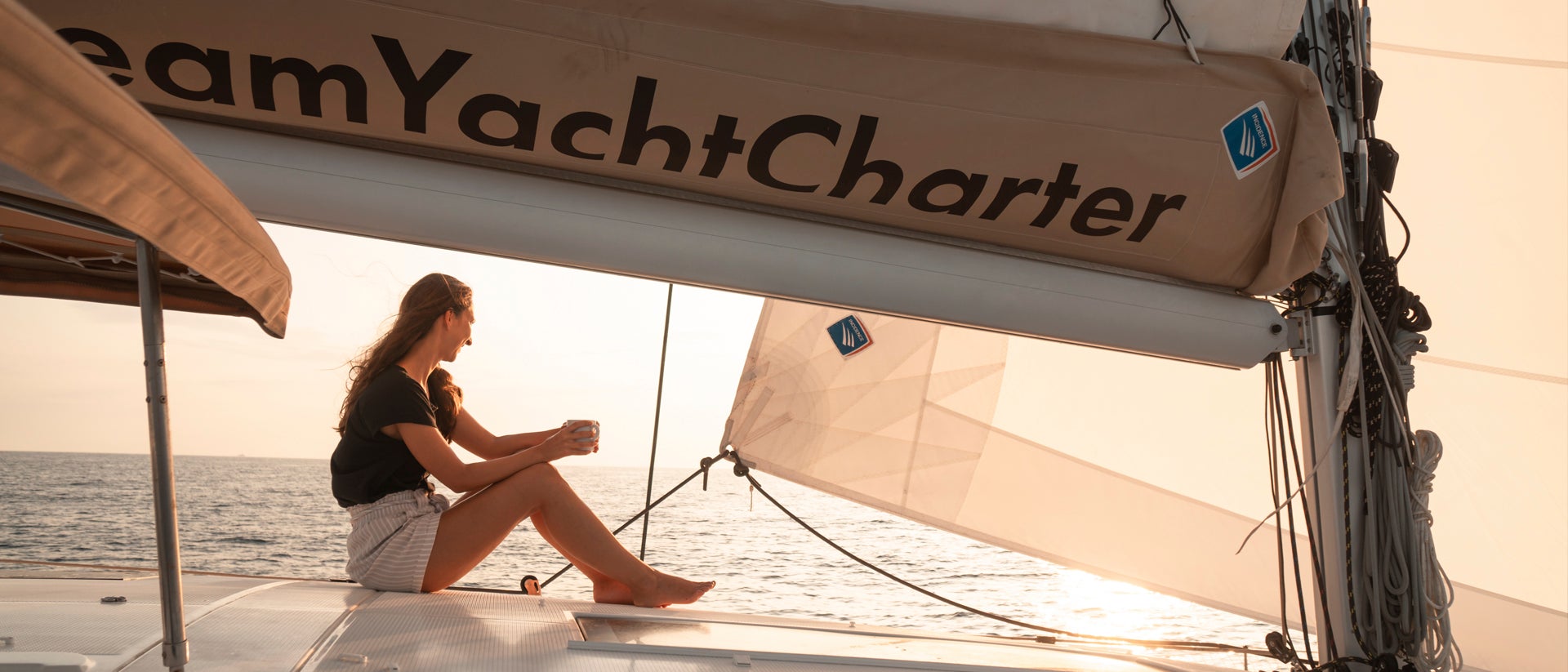 Yachtcharter Bretagne, glückliche Frau bei Sonnenuntergang