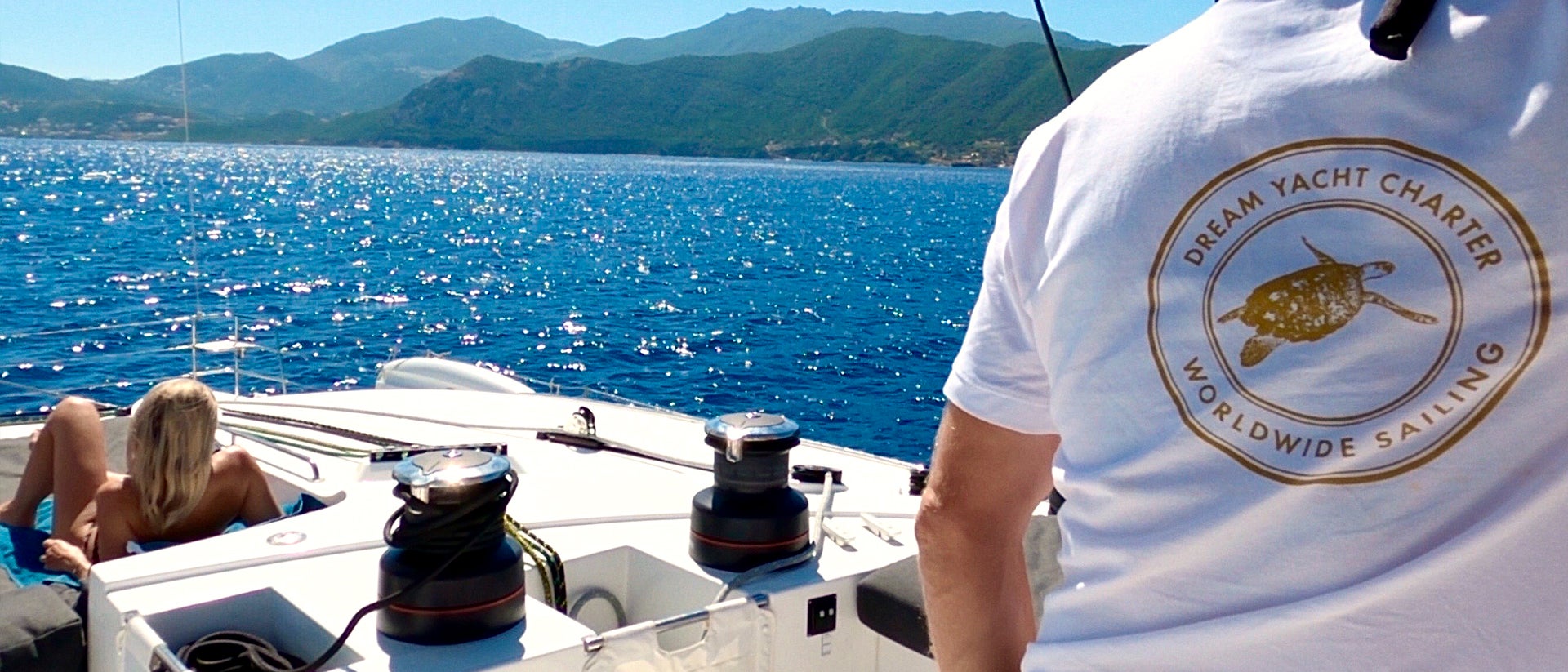 Côte d'Azur, jeune fille qui se repose lors d'une croisière en bateau