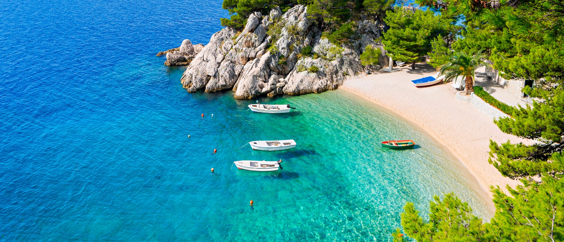 Vacaciones navegando en un barco de alquiler junto a las playas cristalinas de Dubrovnik