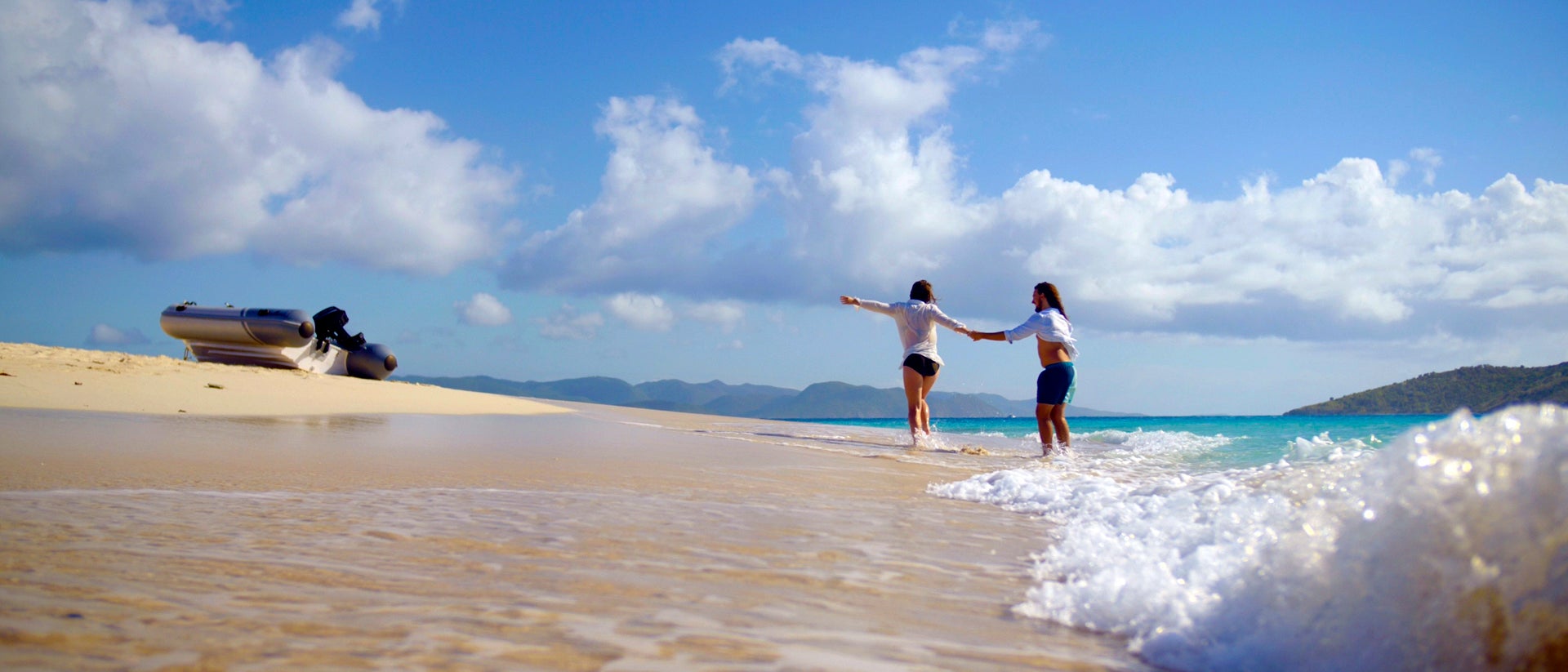 Feliz pareja navegando junto a la playa en Granada 