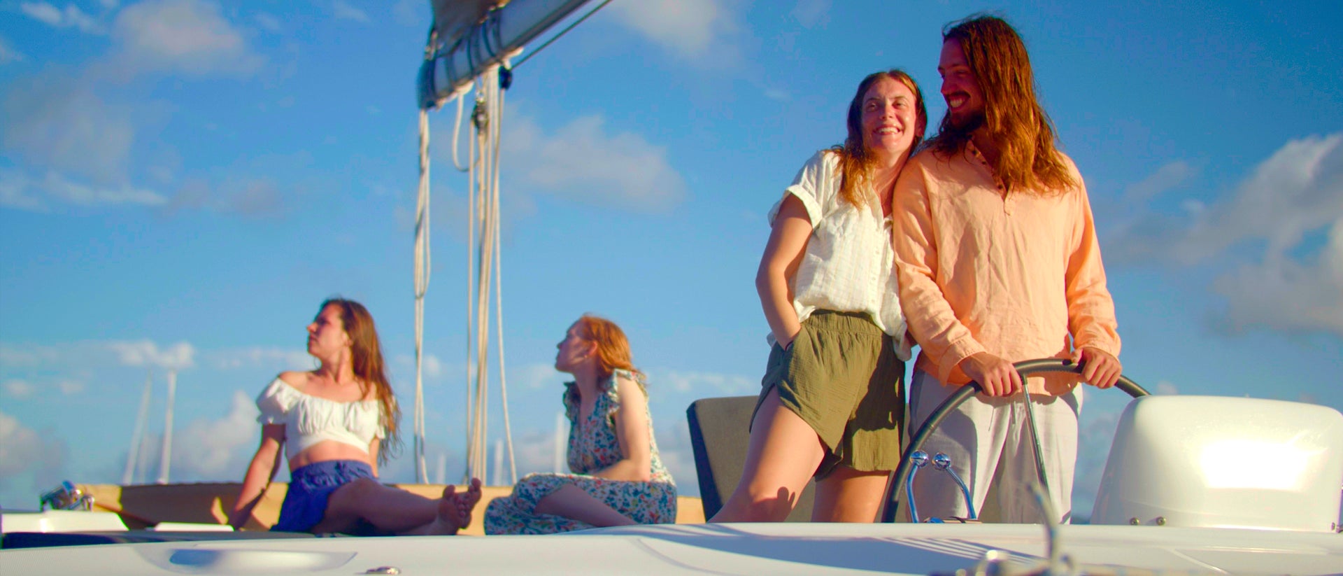 Amigos felices en un viaje en barco o catamarán de alquiler navegando por Granada