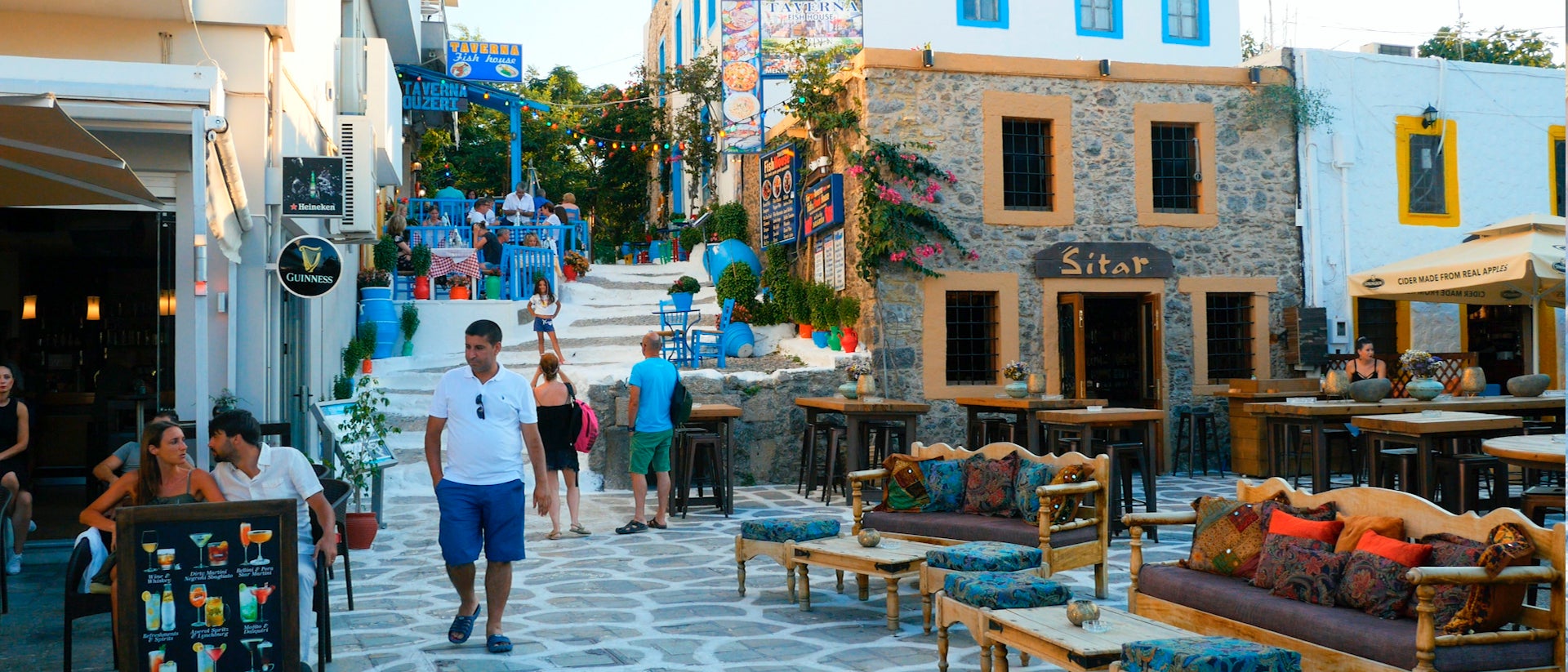 Tourisme dans la vieille ville colorée de Kos