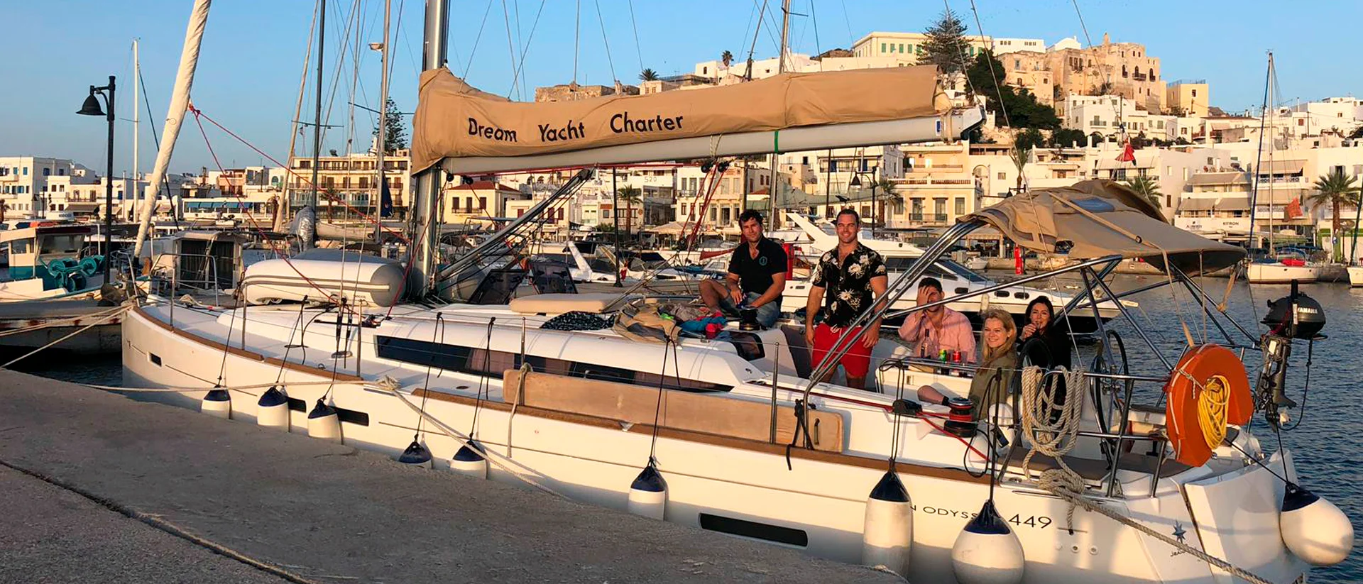 Glückliche Familie auf Yachtcharter segelt in den Hafen von Lavrion