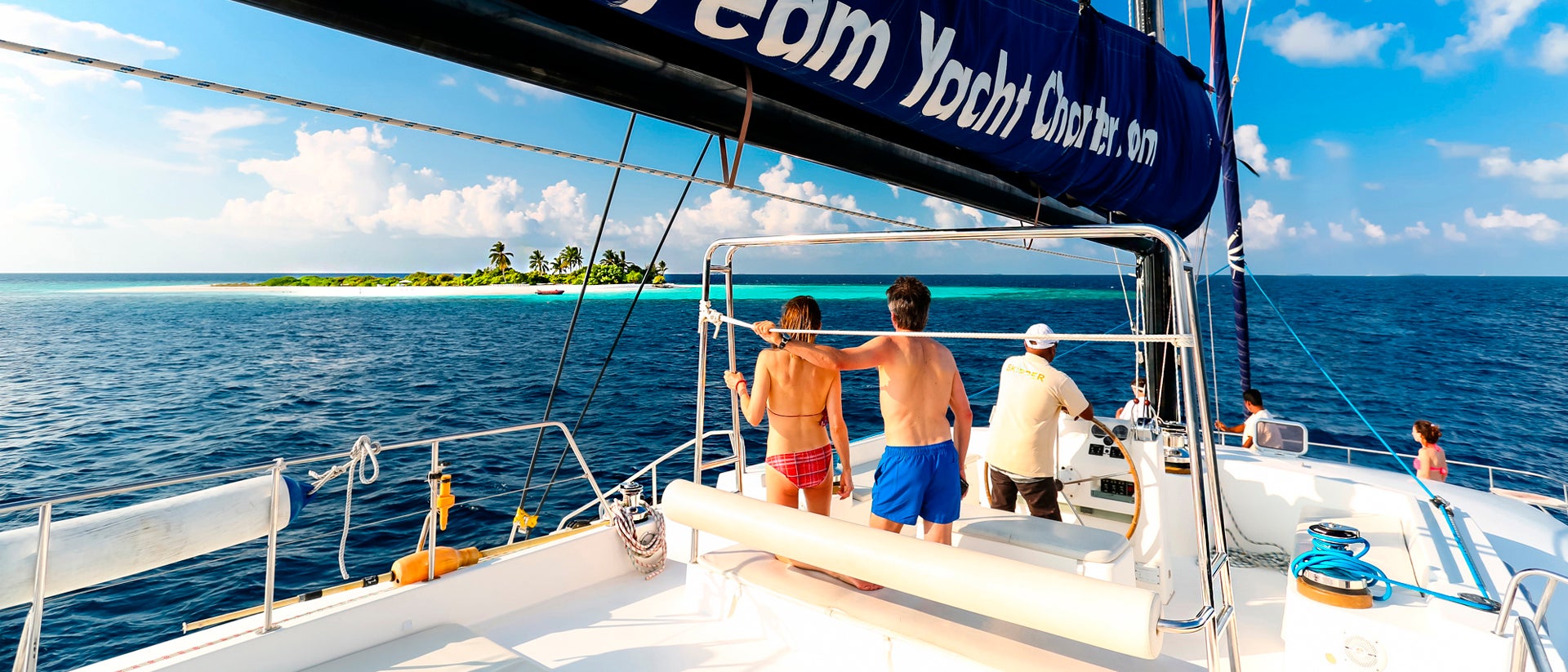 Coppia che si gode una vacanza in catamarano alle Maldive 