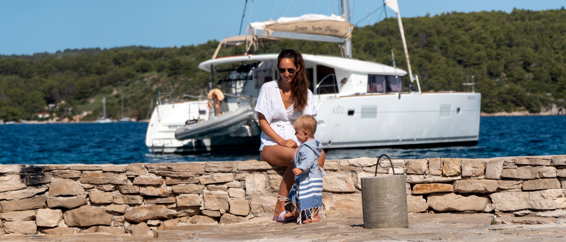 Famille en vacances d'été lors d'une croisière en bateau au Monténégro